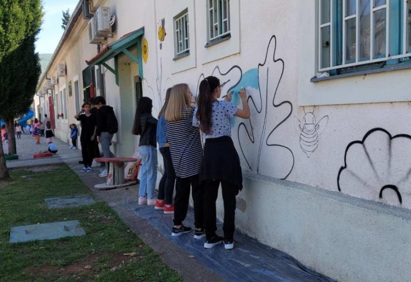 Mostar: Srednjoškolci oslikali fasadu vrtića u Sjevernom logoru